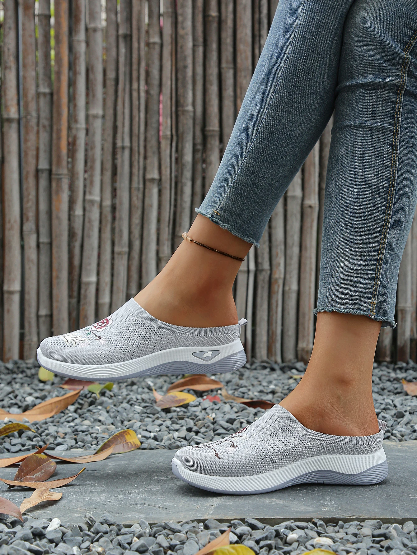 Große Größen Damen Rückenfreie Plateau-Sneaker mit Blumenstickerei, Mesh-Slipper, rutschfeste, bequeme Freizeit-Slipper für Senioren zum Gehen – Detail 10