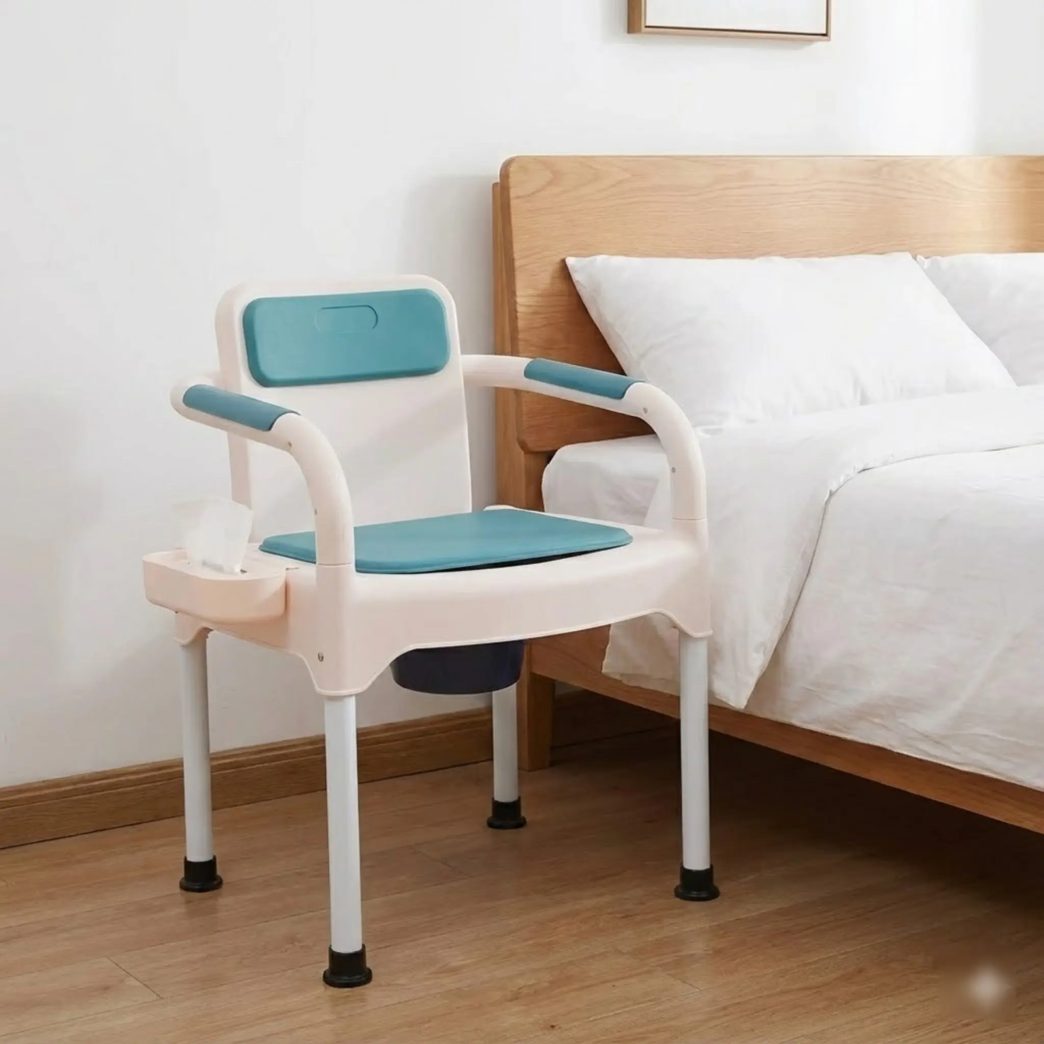 كرسي مرحاض محمول بجانب السرير لكبار السن مع مقعد ناعم من البولي يوريثان ومساند للذراعين قابلة للإزالة بسعة 220 رطل #1