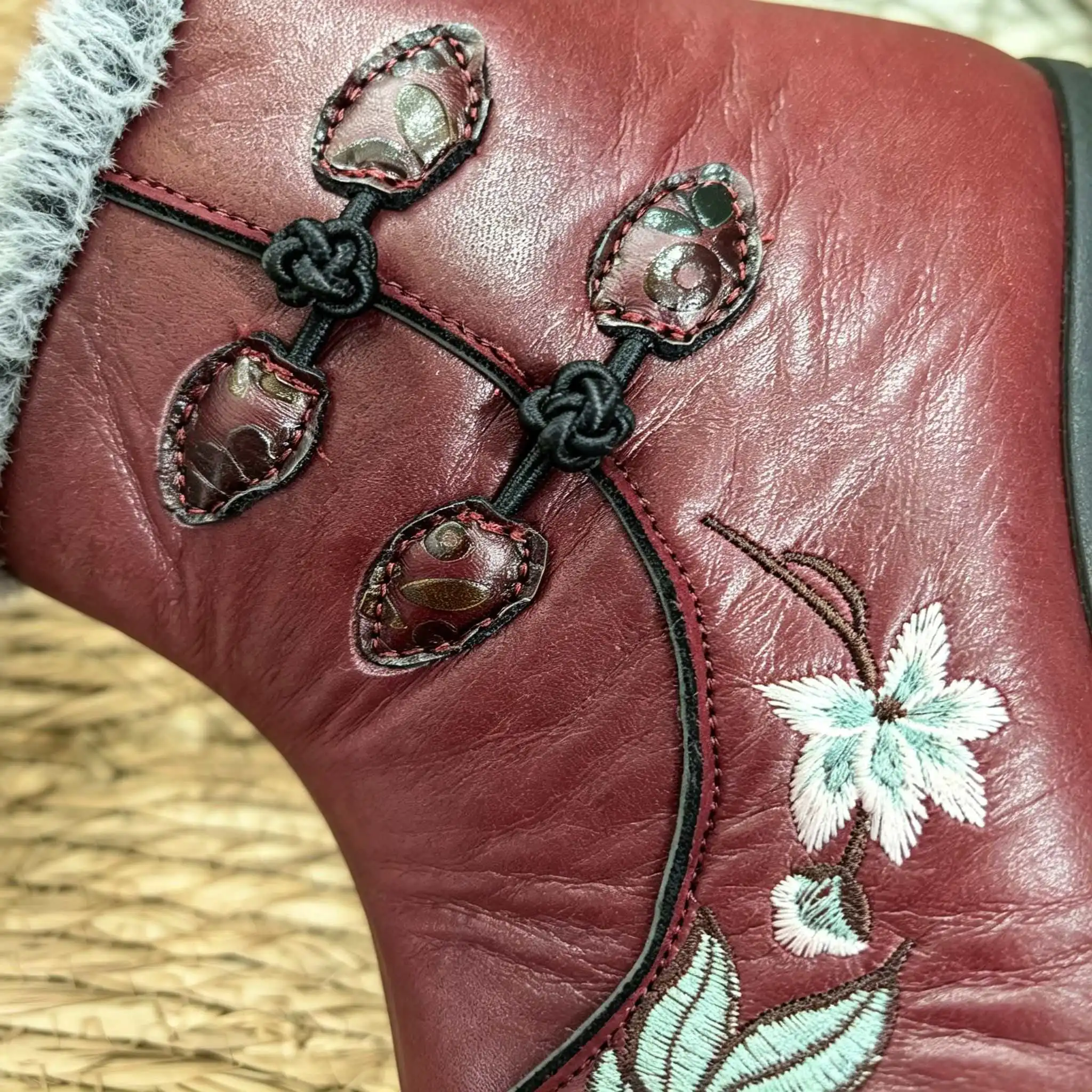 Winterstiefel für Damen mit ethnischer Blumenstickerei, Kunstleder mit gepolstertem Futter, warm und bequem, lässiger Stil, Schneestiefel. – Detail 7