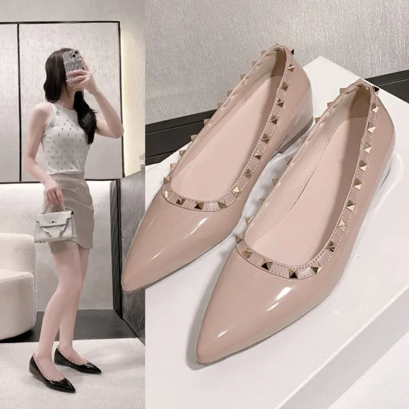 

Летние туфли с заклепками и заклепками с заклепками внутри, новые нескользящие туфли на плоской подошве из лакированной кожи с неглубоким носком