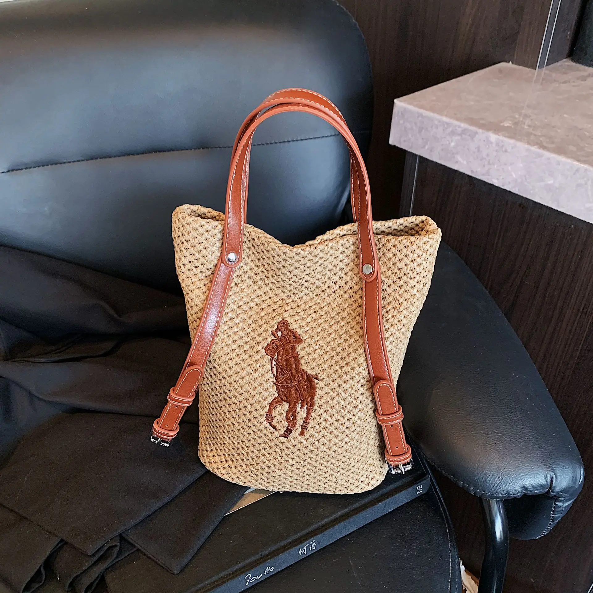 

Новая дизайнерская сумка-ведро из соломенной ткани 2025 года — элитная, большая, вместительная, для отпуска — готовая, женская сумка на плечо/подмышки