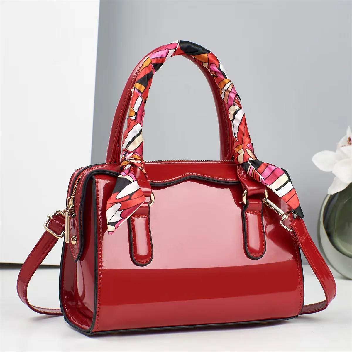 

Яркая глянцевая поверхность из искусственной кожи, женская сумка с верхней ручкой, роскошная высококачественная сумка-мессенджер с шелковыми шарфами, украшение, женская сумка на плечо