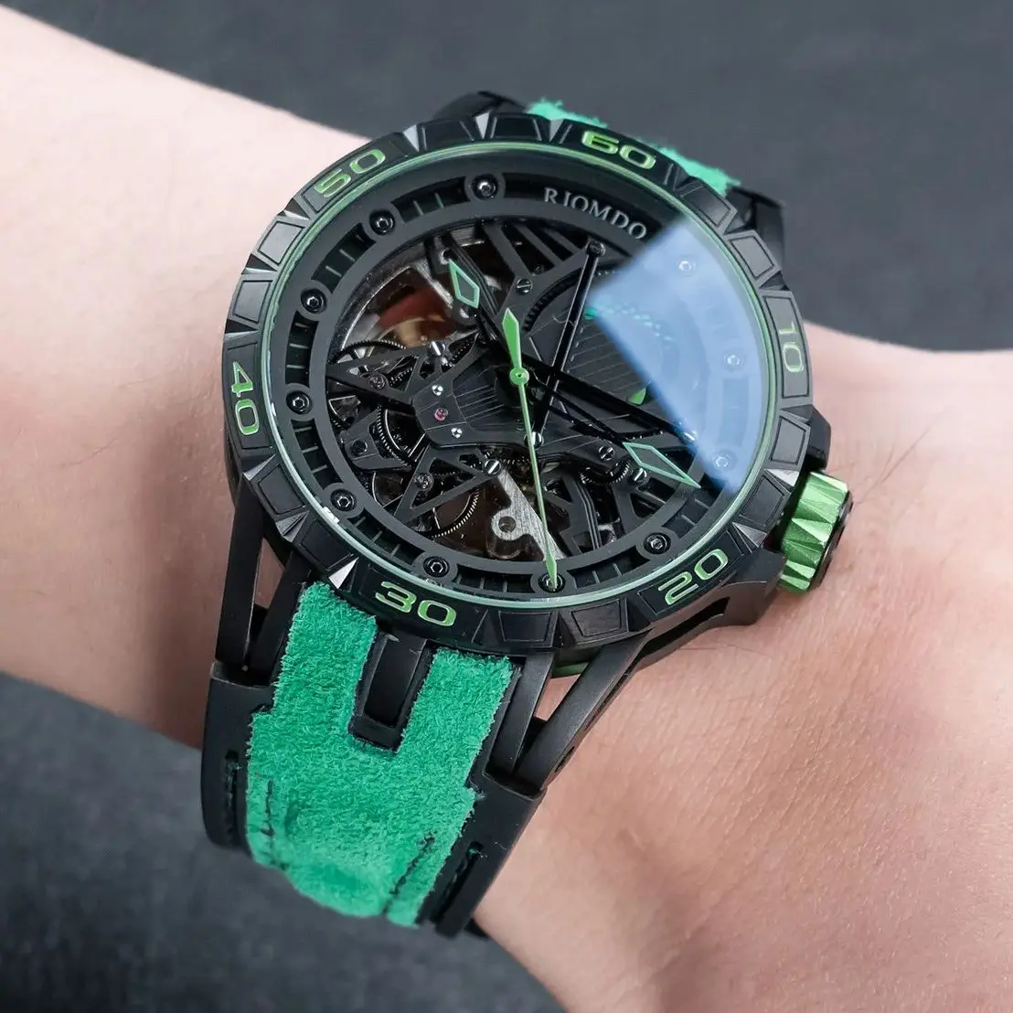 

Мужские автоматические часы OBLVLO 46 мм, модные механические наручные часы с открытым механизмом, циферблат с маховиком, водонепроницаемость 50 м, светящиеся стрелки, стекло Hardlex