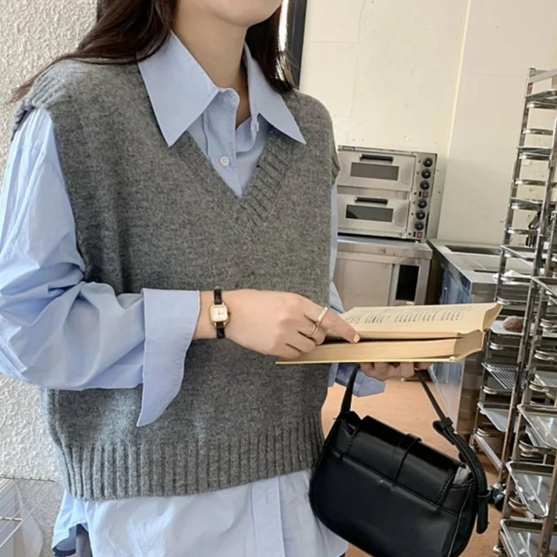 سترة نسائية موضة 2025 بدون أكمام سترة خريف جديدة أنيقة على شكل حرف v محبوكة سترة خريف غير رسمية فضفاضة قصيرة تريكو