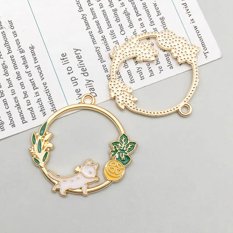 10szt KC Gold Alloy Pendants Flat Round Enamel Charms With Flower Cat Charms Golden Medium Hollow Pendant For DIY Jewelry Making