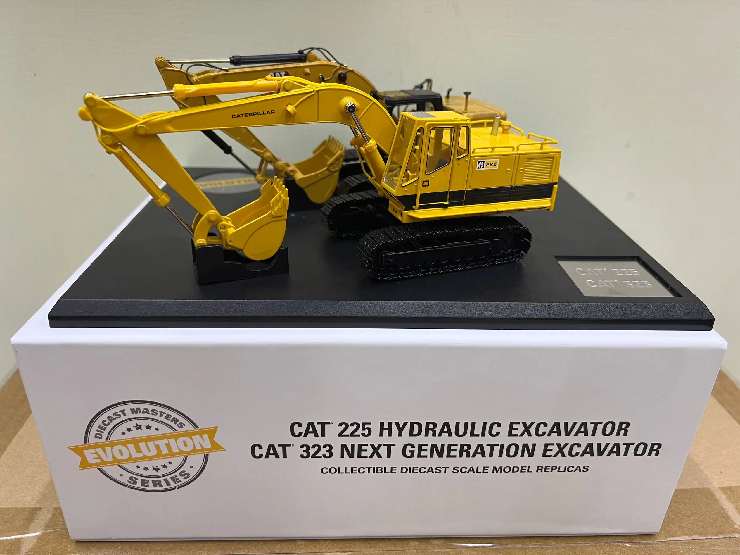 

1:50 Scale Metal Model 225 Excavator 323 Next Generation EVOLUTION DIECAST MASTERS DM85715