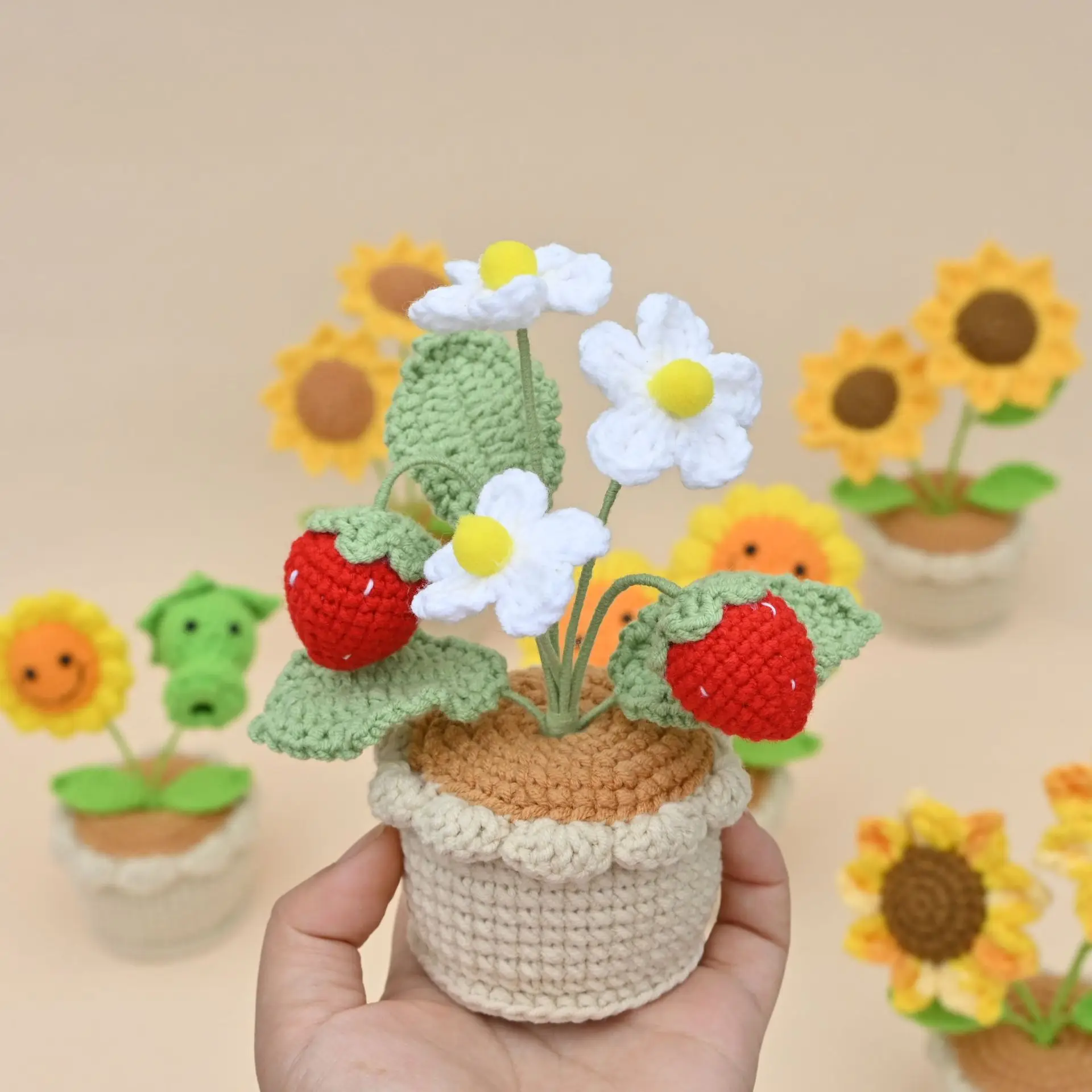 Fertig handgewebte kreative Erdbeer-Häkel-Sonnenblume im Topf, gestrickte Pflanzen, Schreibtisch-Bücherregal-Deko-Geschenk – Detail 1