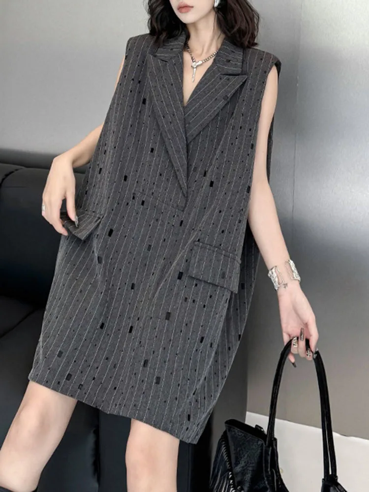 [EAM] Women Gray Striped Holes Big Size Long Elegant Blazer Vest New Lapel Sleeveless Fashion Tide Spring Autumn 2024 1DH6875