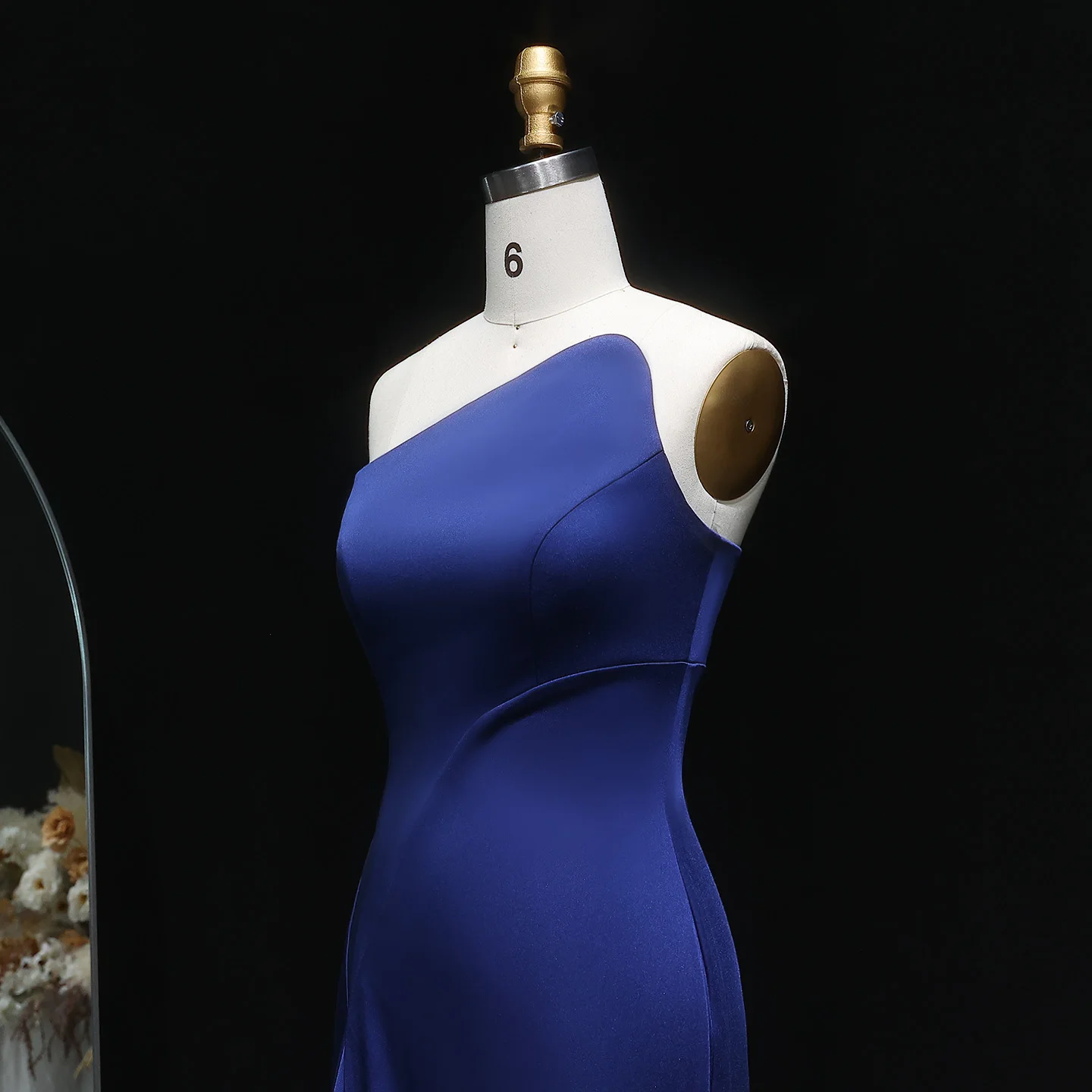 シャロンはエレガントなダークブルーのマーメイドイブニングドレス、シンプルなオフショルダーノースリーブ、女性用ウェディングパーティー2025 SF214カスタマイズと言った。