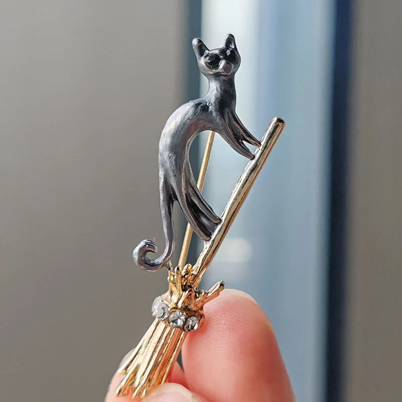 Cartoon Fliegende Katze Reiten Besen Tier Brosche Für Frauen Nette Hexe Kätzchen Kragen Revers Pins Lustige Rucksack Abzeichen Schmuck Geschenk – Detail 5