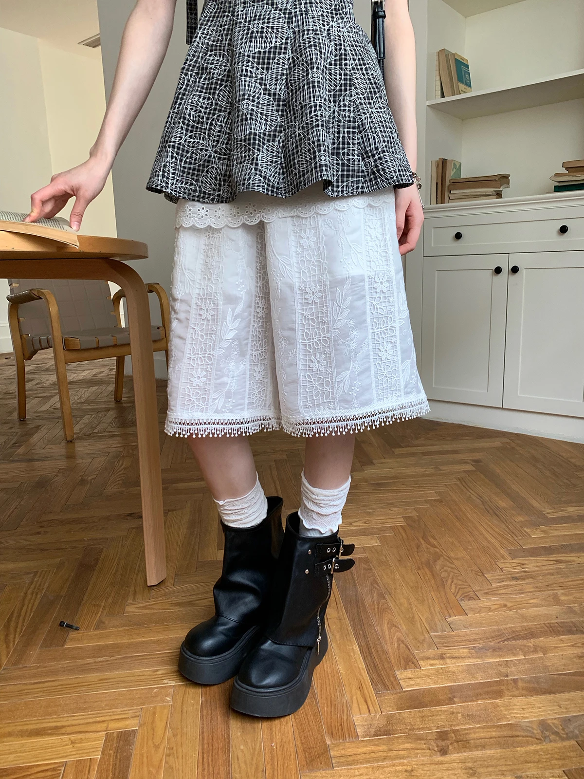 

Casual Tassel Design Sensation Hollow Embroidery White Mid-Length orts Women's Vintage Lace orts Summer Floral High Waist...