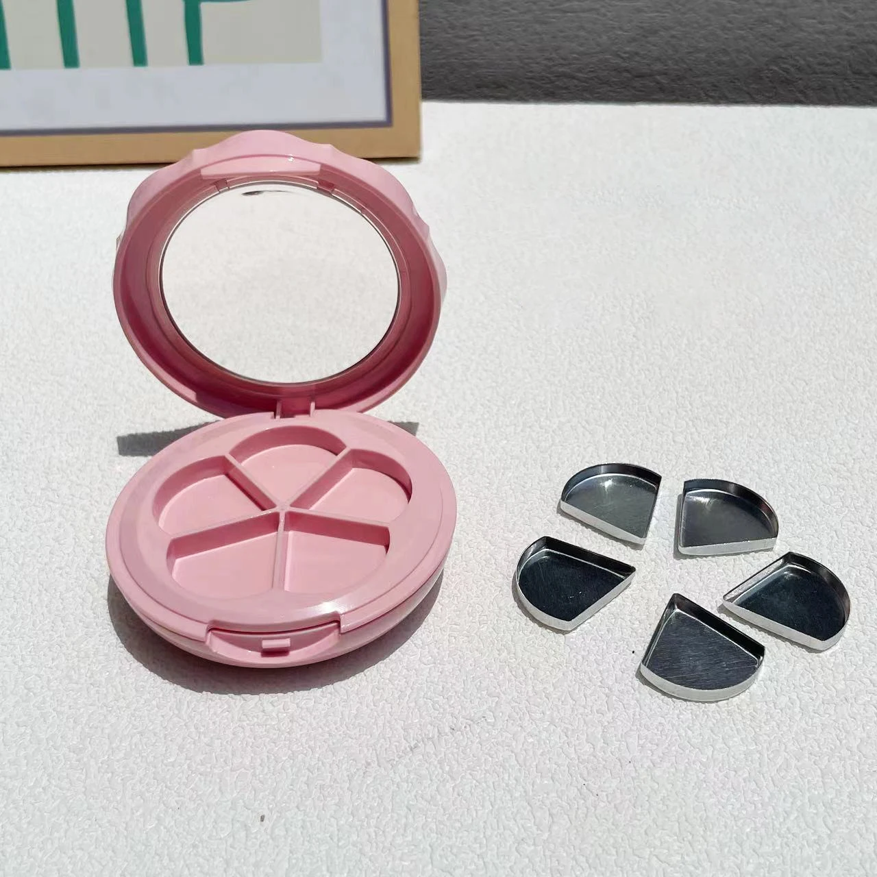 Empty Eyeshadow Case With Mirror Cute Refillable Flower Shape Cosmetic Sample Container Clear Lid Lipstick Box Travel