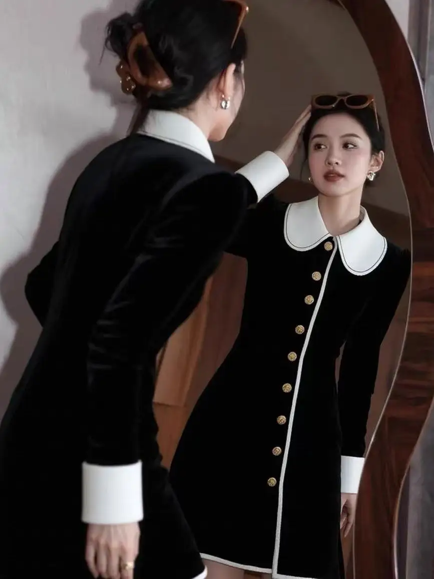 가을의 풍경에 고급스러운 왕실 자매의 느낌을 더한 가볍고 성숙한 아름다움의 헵번 스타일 블랙 드레스 여성을 만나보세요.