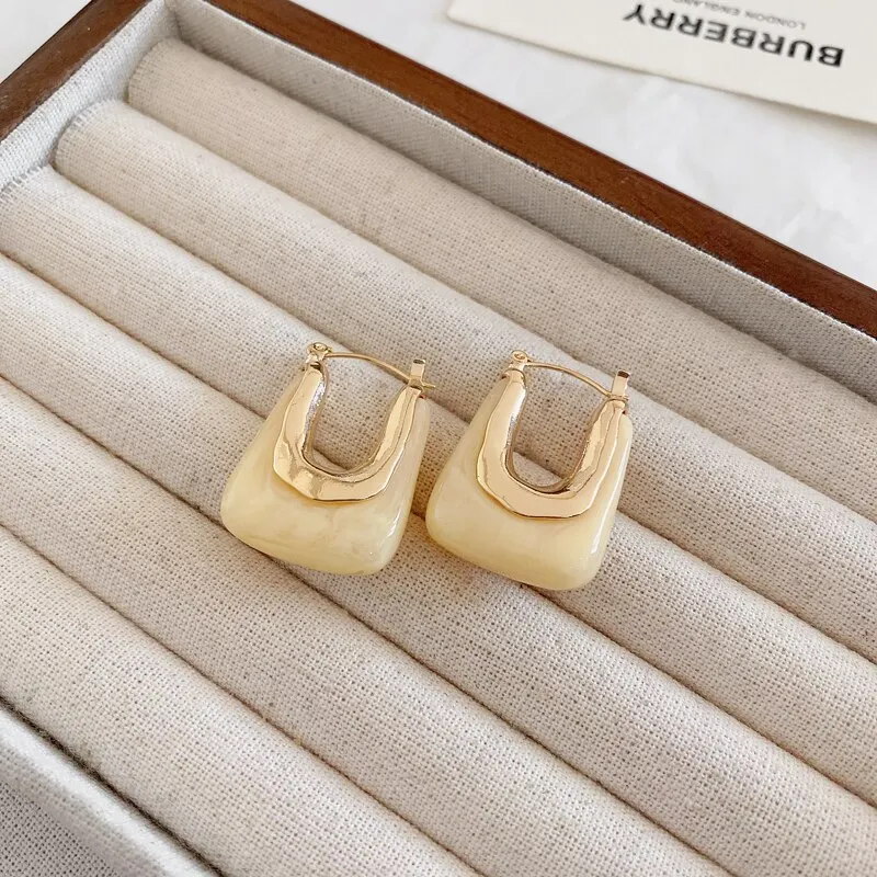 Effen Kleur Hars U-Vormige Onregelmatige Hoepel Oorbellen Voor Vrouwen Nieuwe Vintage Veelzijdige Oorgespen Delicate Mode Sieraden Groothandel