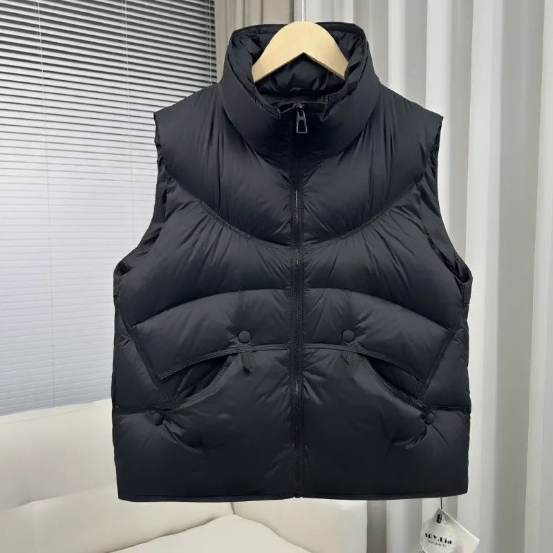 เสื้อกั๊กดาวน์ไร้แขนสำหรับผู้หญิง ฤดูหนาว 2025 ผ้าขนเป็ดสีขาว คอตั้ง อุ่นสบาย สไตล์ลำลอง เสื้อกั๊กสวมทับแบบเบาๆ