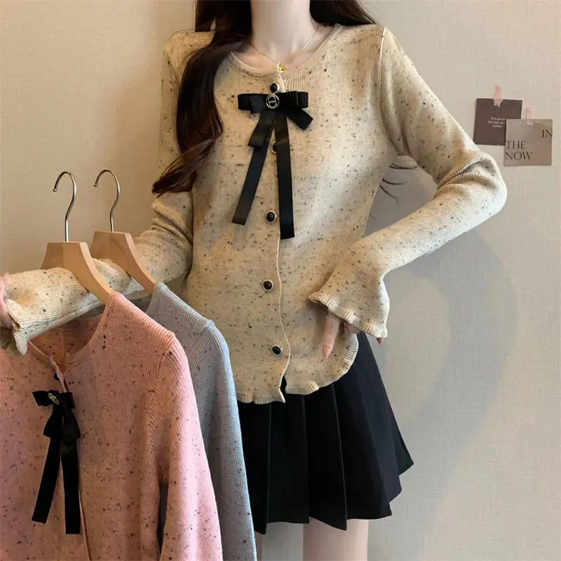 

Небольшой ароматный стиль, короткий дизайн с бантом, тонкий вязаный свитер с круглым вырезом и расклешенными рукавами