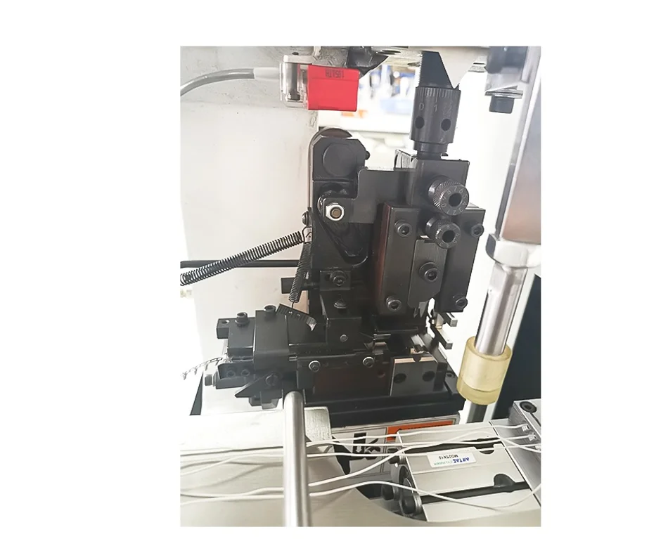 Autre Machine à sertir latérale, coupe de câbles électroniques automatiques, dénudage, soudure avec