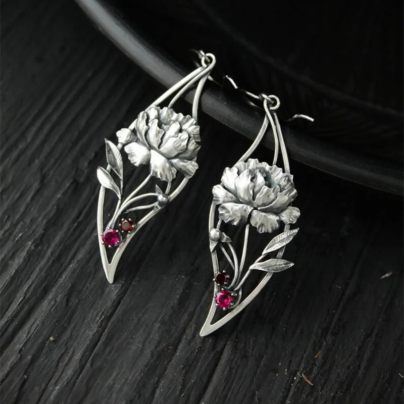 

Vintage Metal Personality Design Plant Hand Carved Flower Earrings Inlaid Red Stone Ladies Dangle Leaf Jewelry Earrings