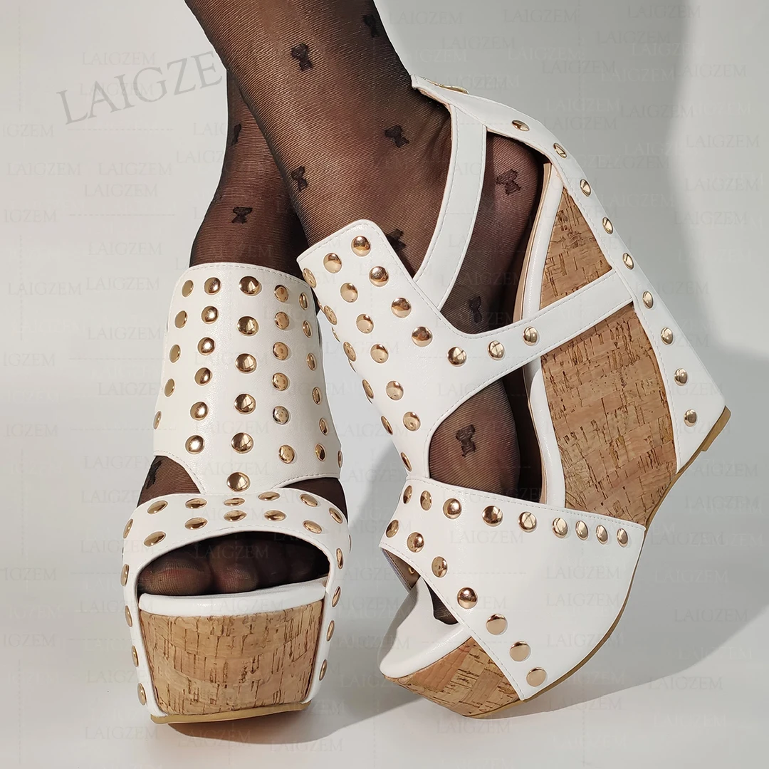 

LAIGZEM Женские сандалии на танкетке с золотой фурнитурой и шипами Туфли-лодочки для вечеринок с молнией сзади Женская обувь Большой размер 38, 41, 43 47 52