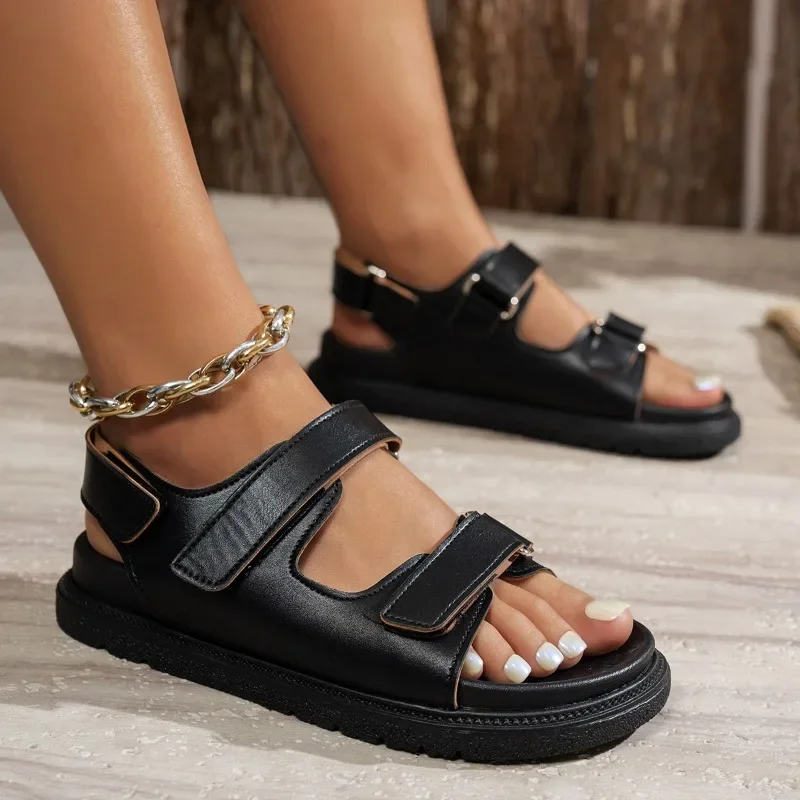 2025 ホット販売レディースシューズバックルストラップ女性のサンダルファッションピープトウカジュアルサンダル Swomen 夏プラスサイズフラットサンダル