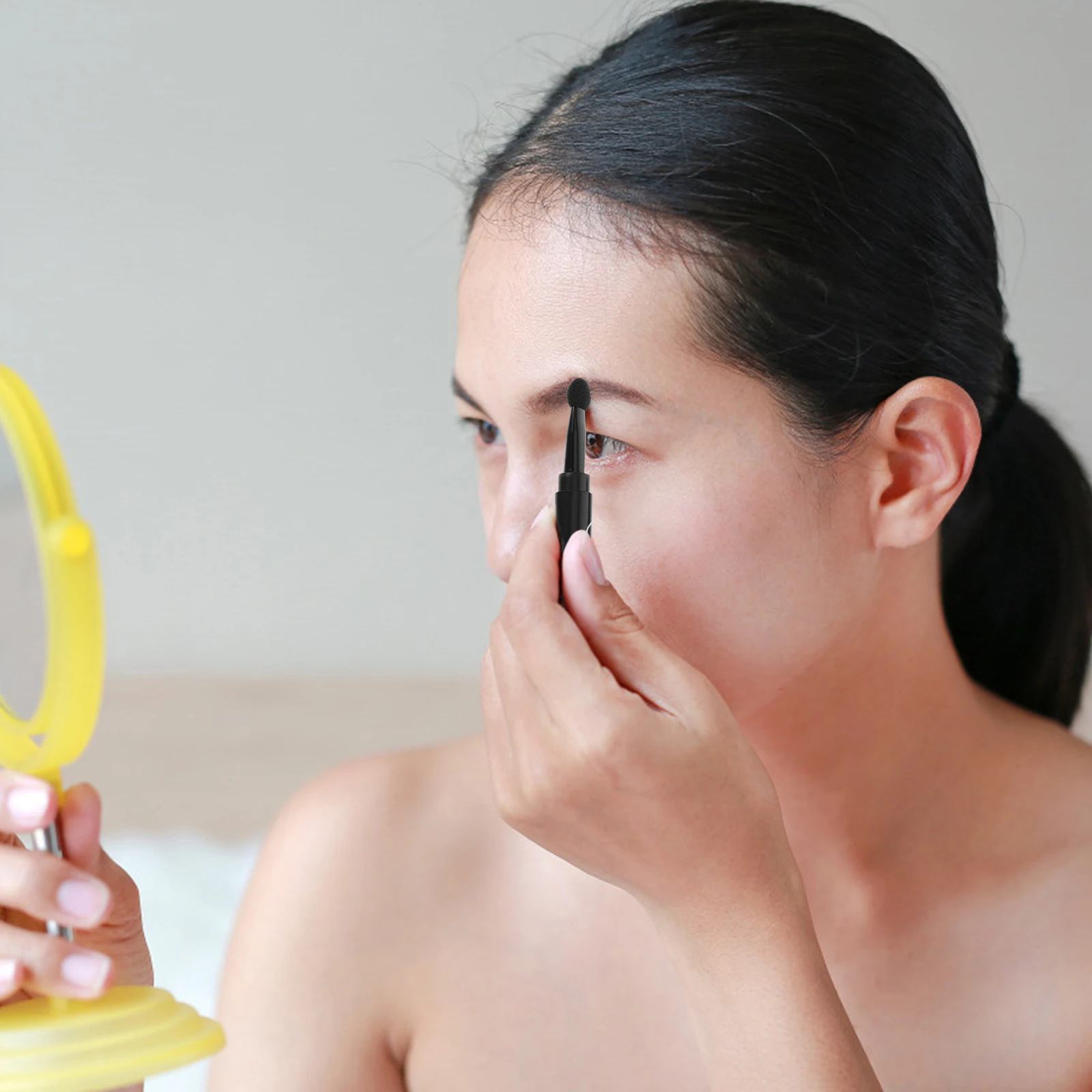 Pennello per trucco professionale 4 in 1, design leggero e compatto per ombretto, labbra, sopracciglia, applicazione cosmetica, uso quotidiano