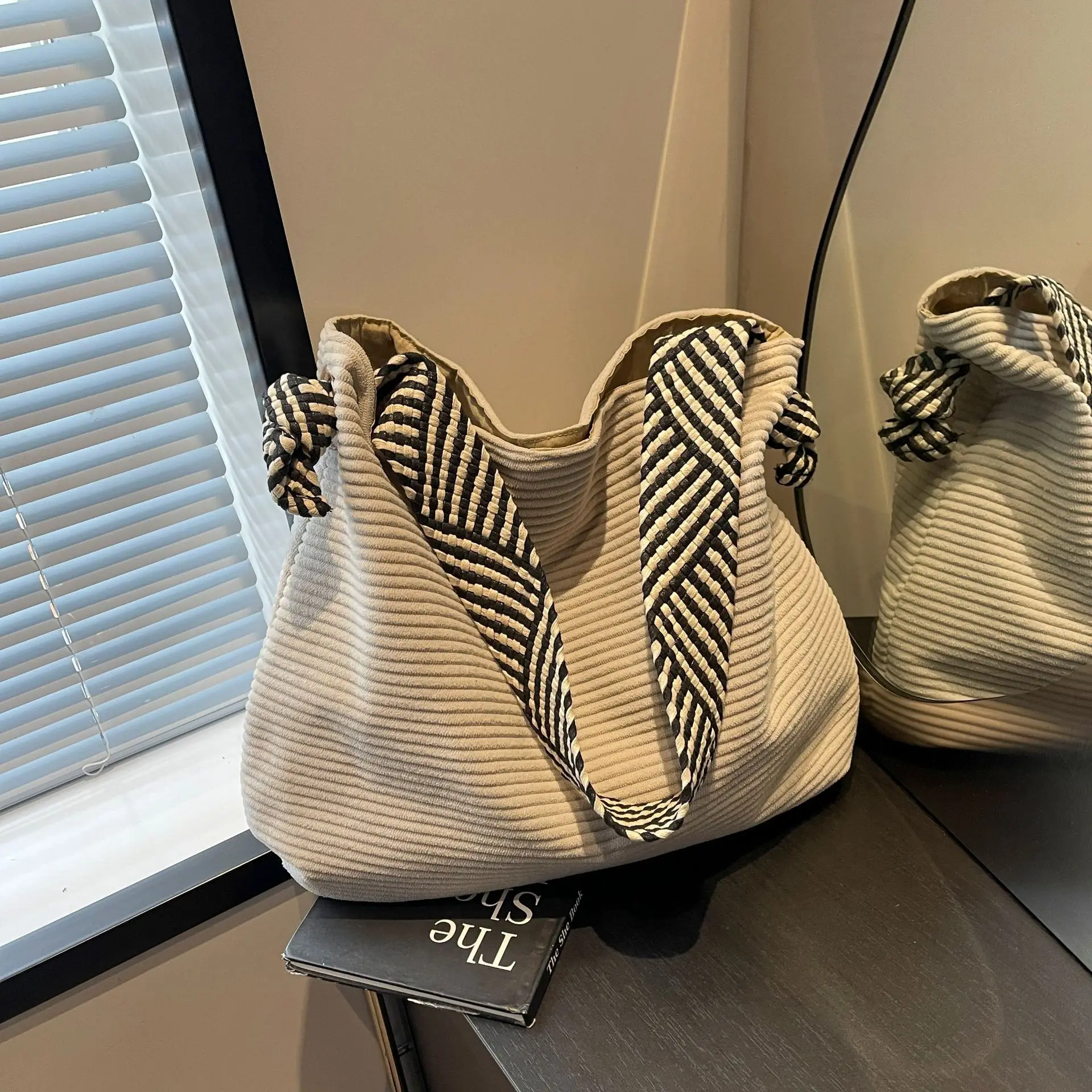 Lässige Hobo-Umhängetasche aus Cord, minimalistische einfarbige Handtasche, All-Match-Retro-Tasche – Detail 8