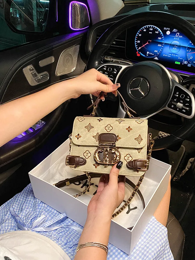 

Vintage and Popular Handheld Box Bag with Exquisite Embroidery and High Quality Chain Women's New Fashion Crossbody Square Bag