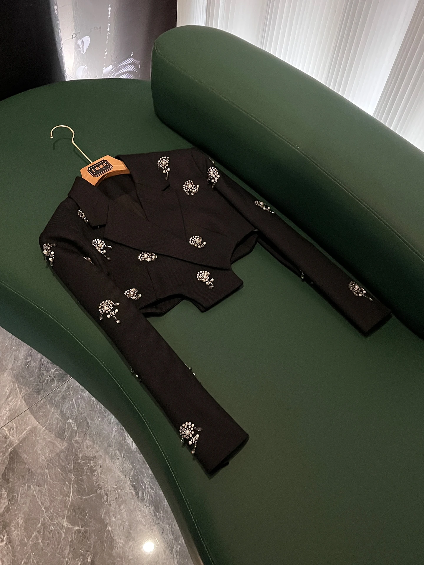 

Winter Tailored ort Coat Heavy Rhinestone Embellied Wide oulder Asymmetrical Long Sve Slim Fit ort Jaet