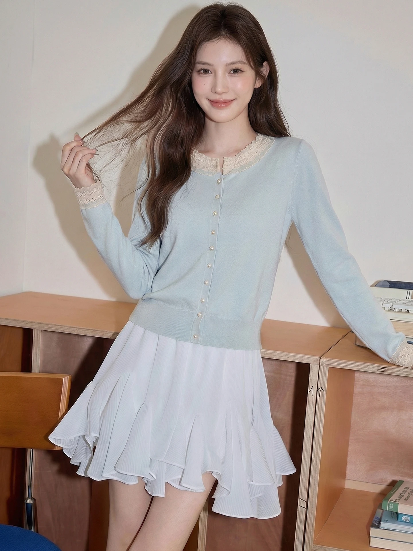 

Синий вязаный свитер с кружевной отделкой и вставками, женский свободный кардиган в корейском стиле, весенняя новинка, стройнящий эффект, открытый фасон, топ