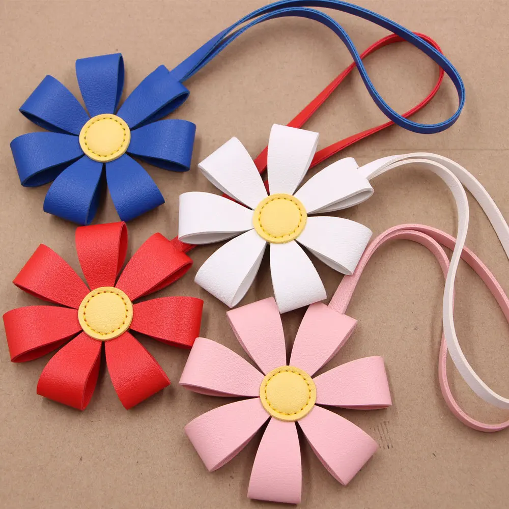 New Fashion Trend Small Daisy Leather Luggage Pendant Clothing with Pendant Accessories Sun Flower Flower Cute Keychain