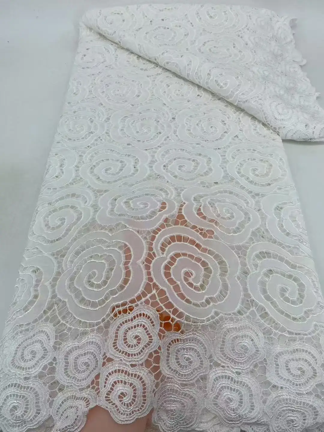 Tessuto di pizzo di seta di latte nigeriano Tessuto di pizzo cavo africano 2025 Materiale di pizzo solubile in acqua di alta qualità per cucito di nozze