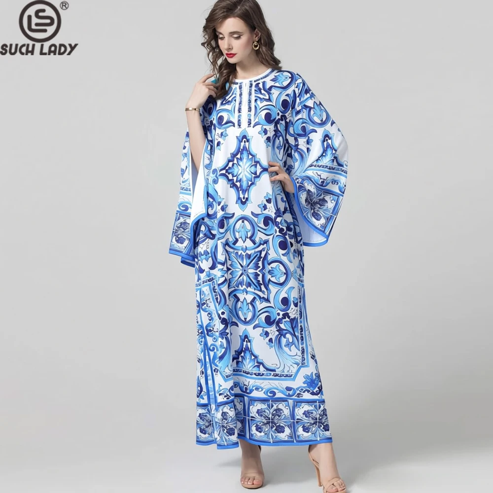 

Женское сине-белое платье-кафтан с цветочным принтом — свободное пляжное платье в стиле бохо с длинными рукавами и складным принтом на плитку.