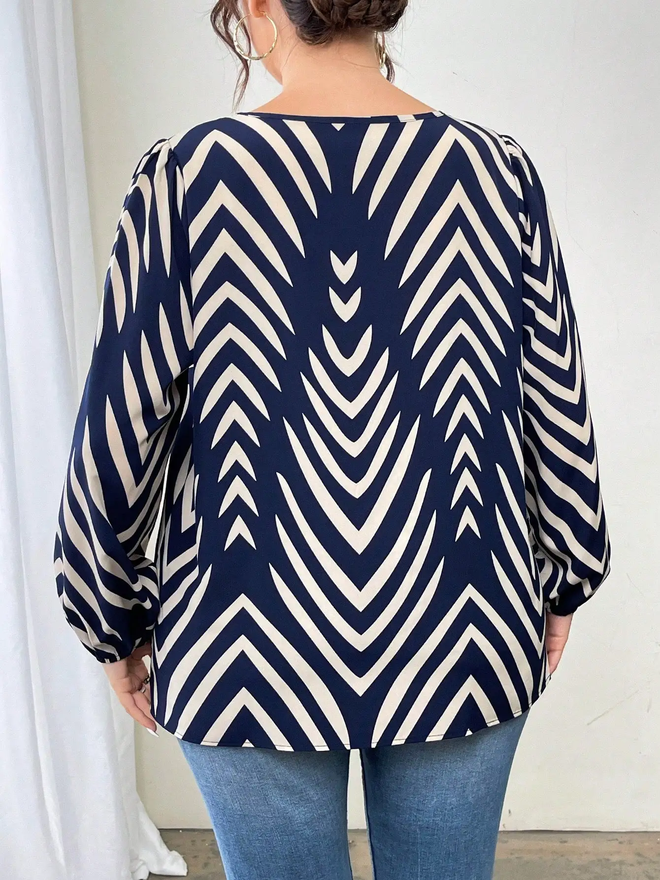 Trendiges geometrisches Top mit Schlüssellochausschnitt für Damen, marineblaue und cremefarbene Bluse mit Chevron-Print, stilvoller Pullover mit Laternenärmeln – Detail 3