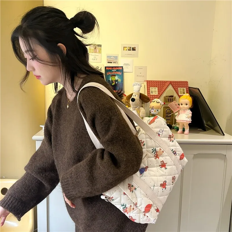 A lady large-capacity mummy bag, cute cartoon pattern, simple and fresh, suitable for daily use with a baby