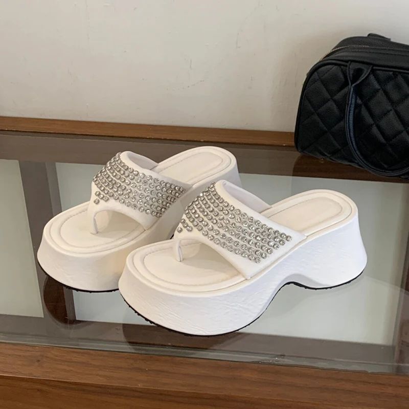

Женские шлепанцы на платформе с кристаллами, сандалии с открытым носком, пляжные вьетнамки, летние повседневные прогулочные туфли, модель 2026 года, женские.