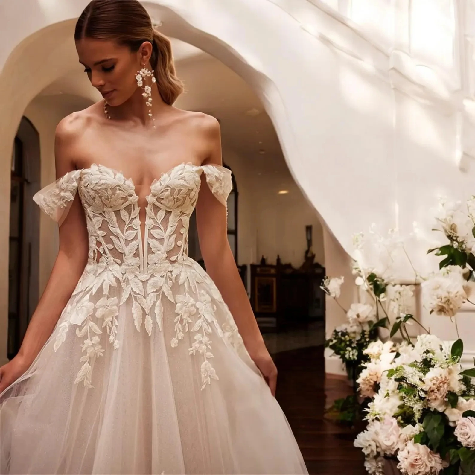 Suknie ślubne z odkrytymi ramionami, tiulowe, z koronkowymi aplikacjami, dekolt w serduszko, linia A, iluzja, długie suknie ślubne, suknia dla panny młodej