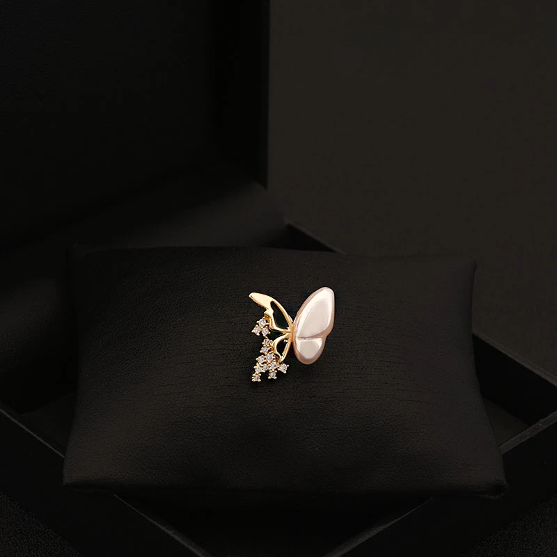 

Elegant Butterfly Small Brooch Women Fashion Insect Shirt Neckline Summer Anti-Exposure Cardigan Buckle Jewelry Collar Pins 6016