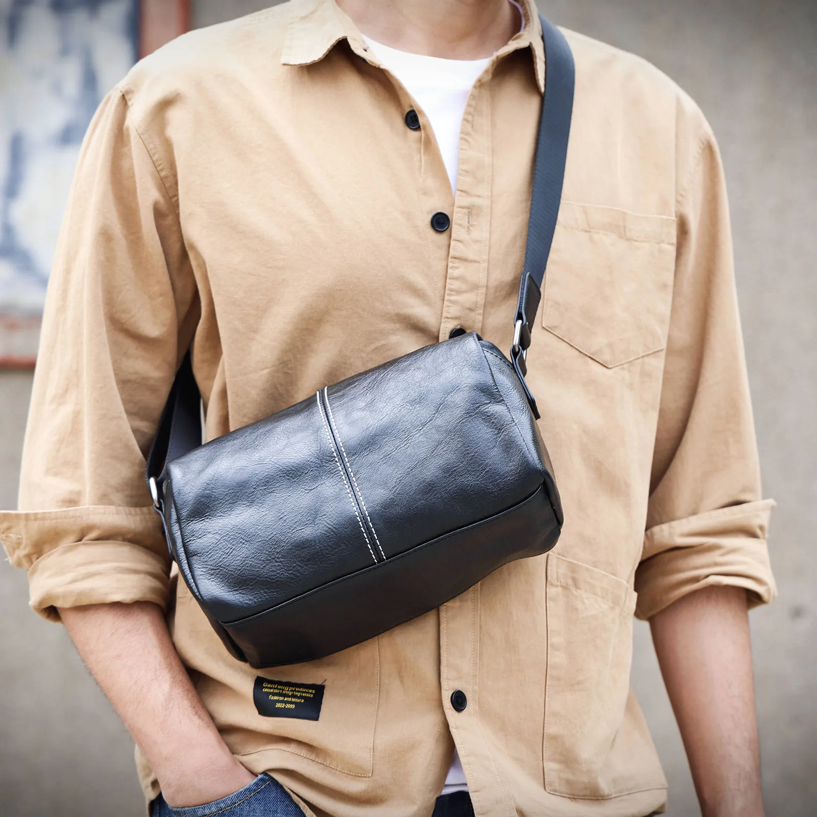 S.WORKER Modische Echtleder-Umhängetasche für Herren, Vollnarbig, Trendige Casual-Crossbody-Tasche, Mini-Umhängetasche für Handy und Schlüssel – Detail 5