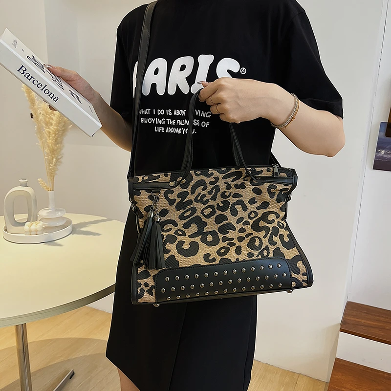 Bolsa de ombro padrão leopardo para mulheres, bolsas rebites retrô, bolsa crossbody de couro, bolsa grande para senhoras, moda, 2022