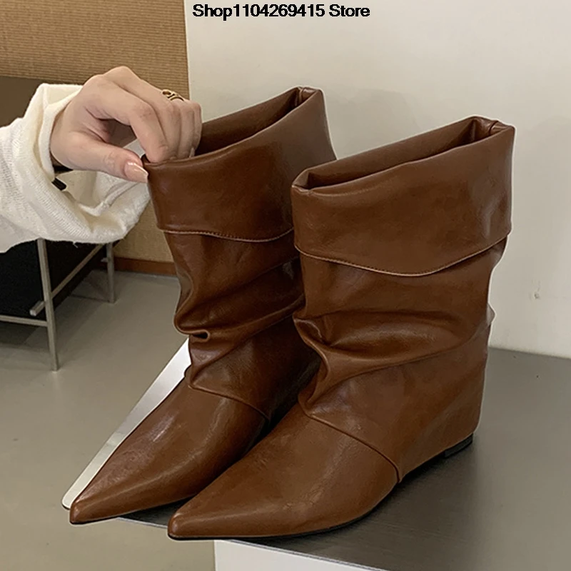Nuevas botas de caña alta con pliegues y diseño apilado, de moda, para mujer. Estilo vintage, con punta afilada, plantillas que aumentan la altura y tacón bajo. Zapatos de invierno.