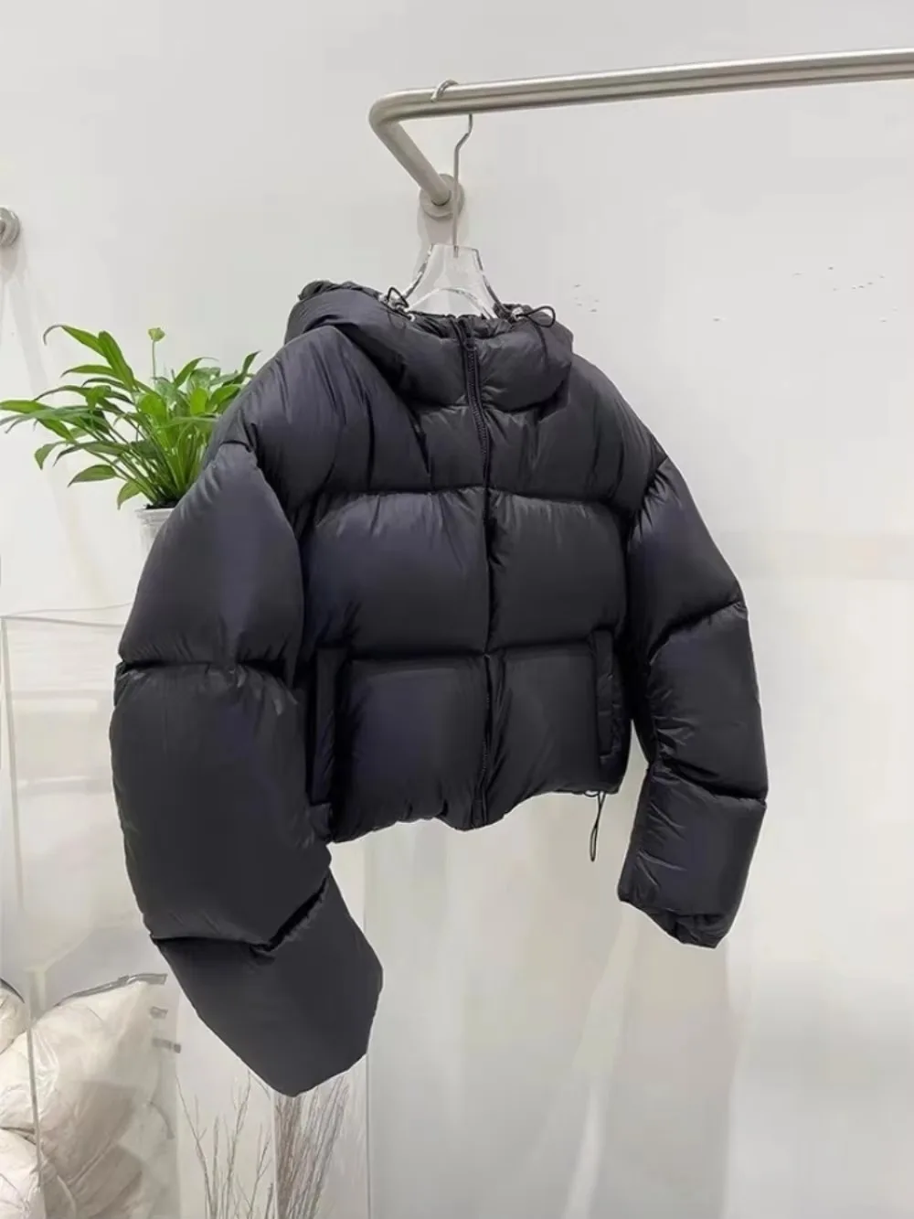 Super Thick Short Bread Puffer Coat Hooded Fashion Fluffy Female Feather Parkas Outwear 90% White Duck Down Jacket Women