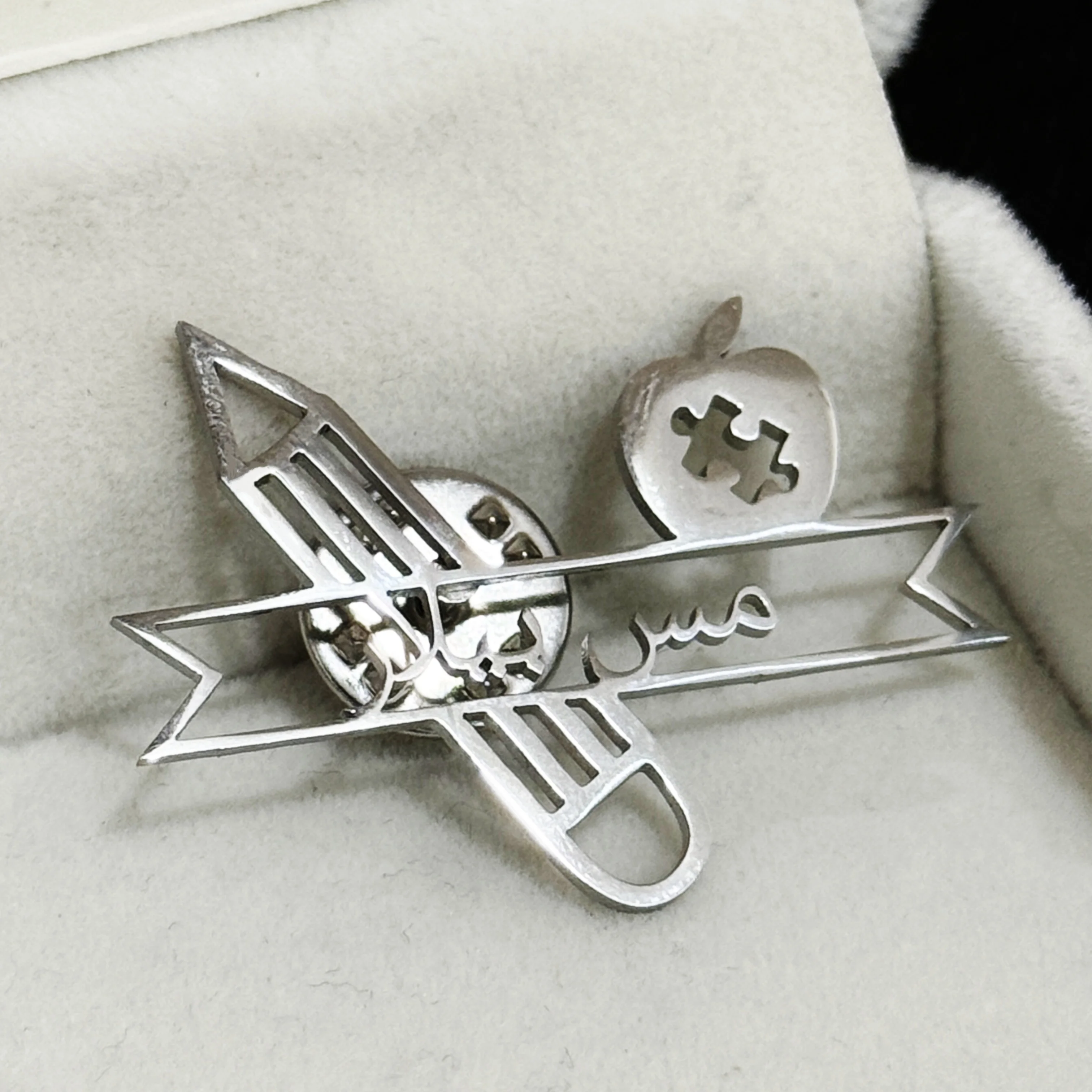 

Брошь-карандаш по индивидуальному заказу, ювелирные изделия из нержавеющей стали для мужчин и женщин, металлический значок на заказ, персонализированные подарки на день рождения