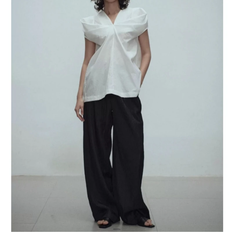 

New Nordic minimalist white V-neck pleated short sleeved top for spring and summer 2025