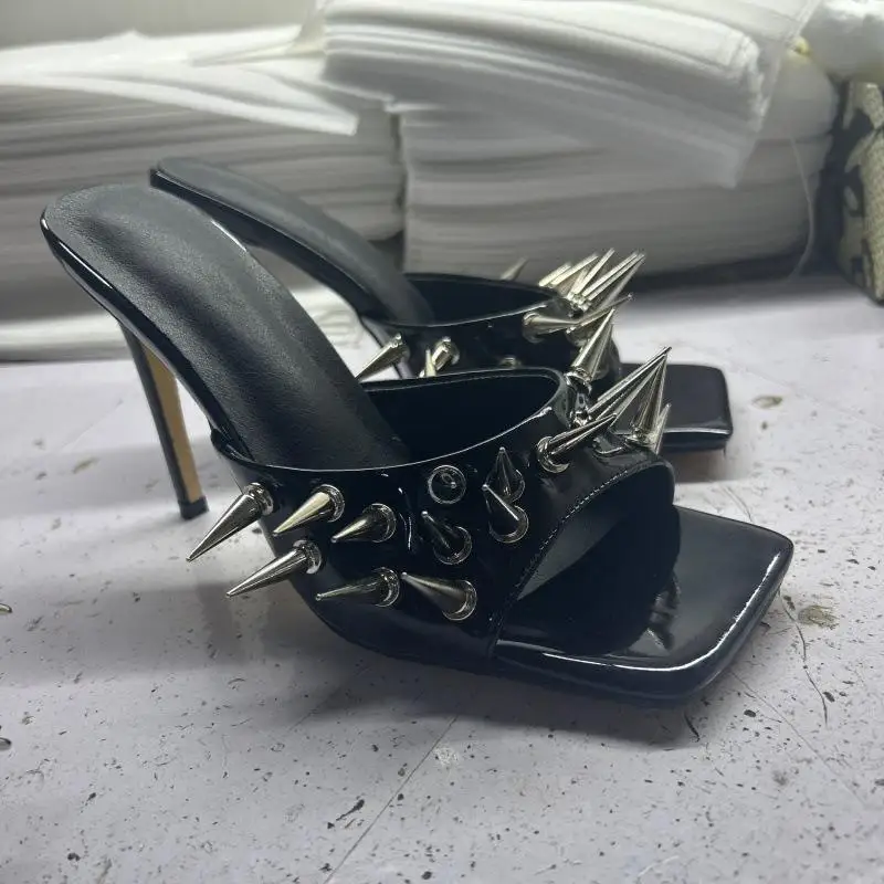 صنادل أنيقة بكعب عالٍ مع تفاصيل مرصعة، مقدمة مدببة وكعب رفيع، أحذية نسائية عصرية لموسم الربيع