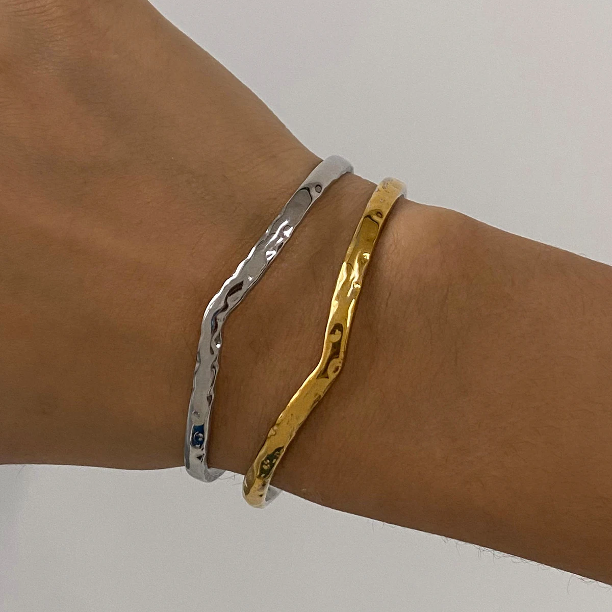 

AIKOER Minimalist Two tone Hammer Line Double layer Hollow Bracelet 18K Gold Color Plated Stainless Steel Geometric Bracelet