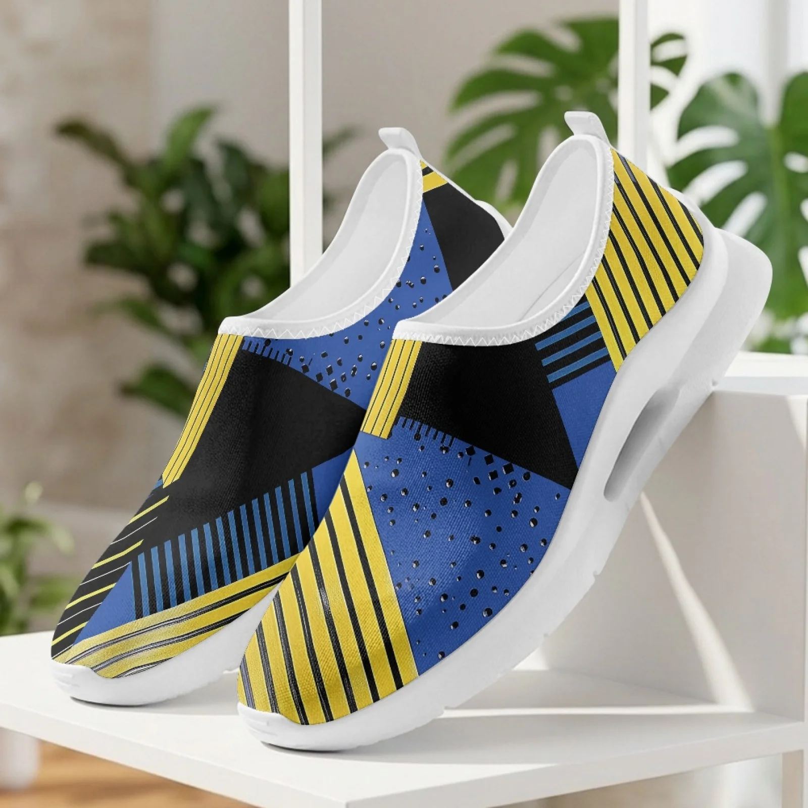 PENSTROLL 幾何学模様のストライプが施された、軽量で - Women Shoes Tennis のレビューと価格