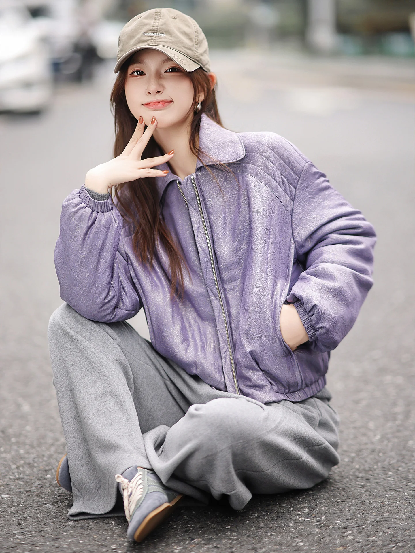 

Шелковый жакет Zhaodaxi Rebellious Muse с 100% шелковым наполнителем, приталенный, с застежкой на молнии, женский, простой, с длинными рукавами.