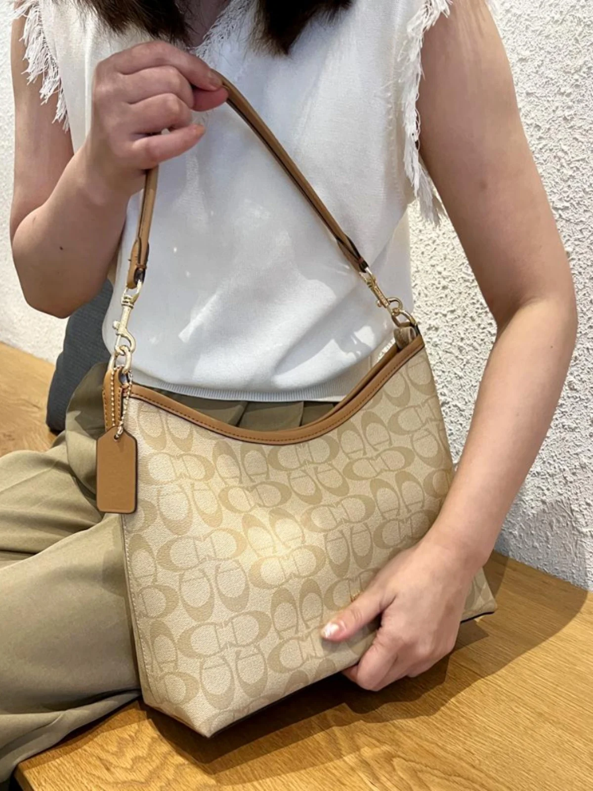 홍콩 여성 가방 2025 신상 럭셔리 천연 가죽 다용도 출퇴근용 언더암 토트백 크로스바디백