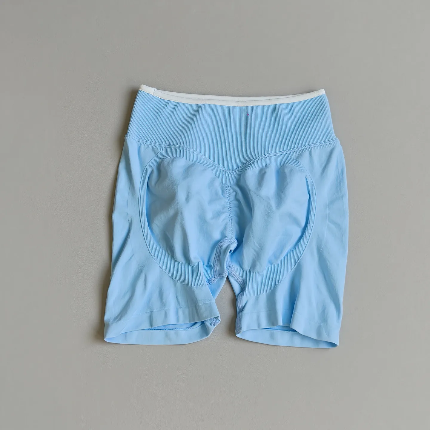 Hochtaillierte Yoga-Shorts mit Pfirsich-Po-Effekt, nahtlose Bauchkontrolle, atmungsaktive, schnelltrocknende Sportshorts für Laufen und Fitness. – Detail 2
