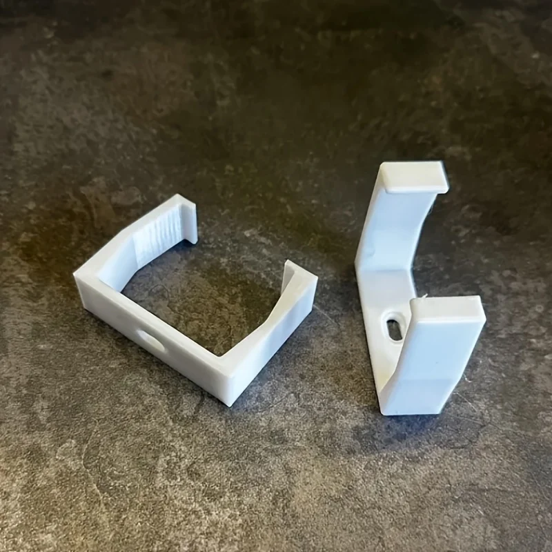 2 Stück 3D-gedruckte Steckdosenhalter, weiß/schwarzer wandmontierter Steckdosenleistenhalter, robuster Kabelmanager mit Kabelbindern – Detail 5